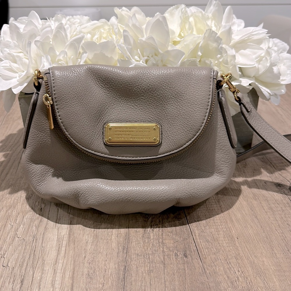 Marc Jacobs Natasha Mini Crossbody color: Taupe